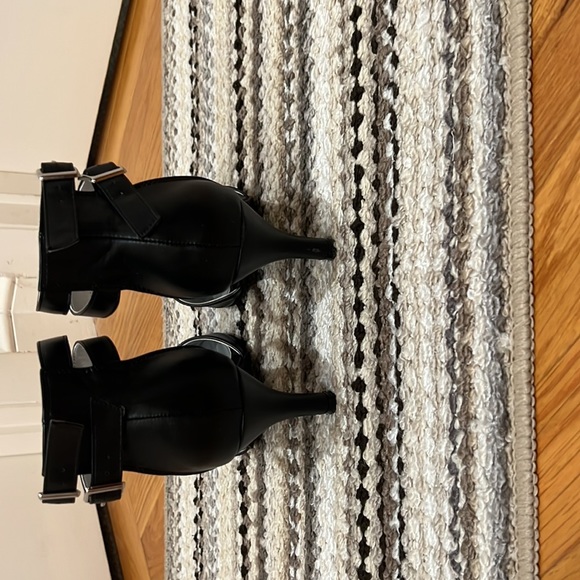 Classique, woman’s, black pumps. Gently used. Size 8 1/2 M. - Picture 3 of 4